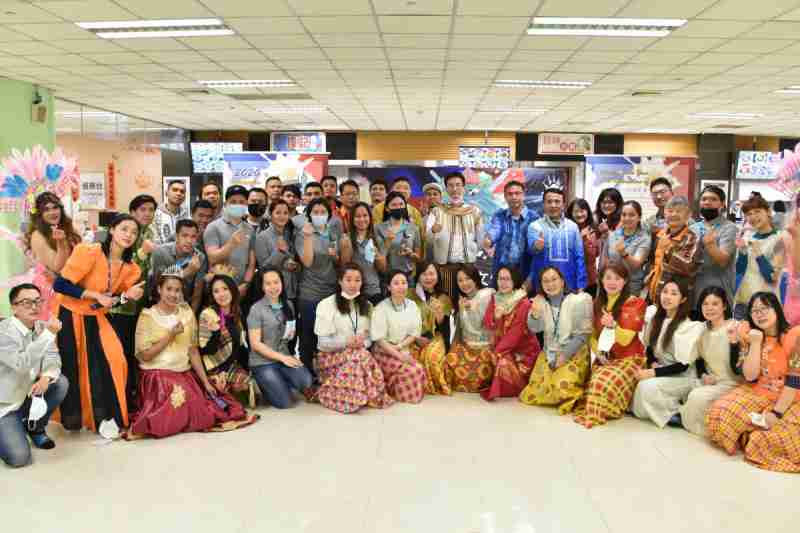 友達推動「安心、、創新、、、、用心、、、同心、、、、盡心」五星職旅，，，，為菲籍員工打造全方位照護，，，首度贏得「人權實踐與發展領袖獎」殊榮