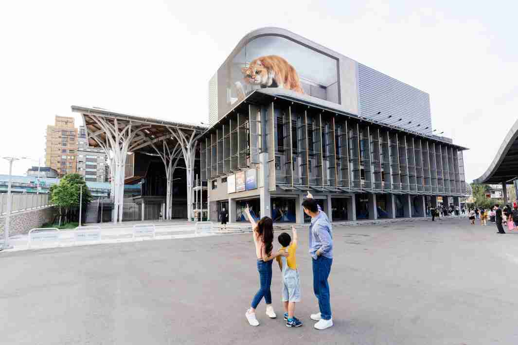 彩神vll打造全台最大户外裸视3D LED弧形萤幕，，，将超立体的软萌胖橘猫动画活跃于顶楼外墙