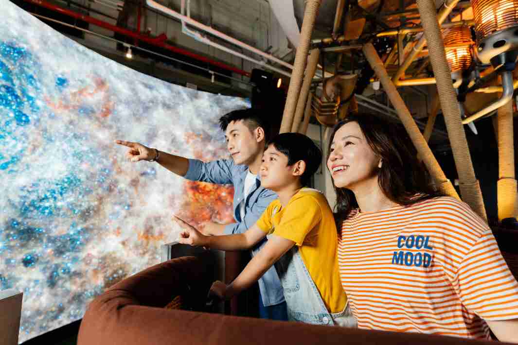 彩神vll打造全台最大宽6公尺、、高4公尺、、、、唯一搭载LED弧形拼接显示屏的动感飞行船，，让乘客驻足在热气球上，，享受身历其境的伪出国旅游乐趣