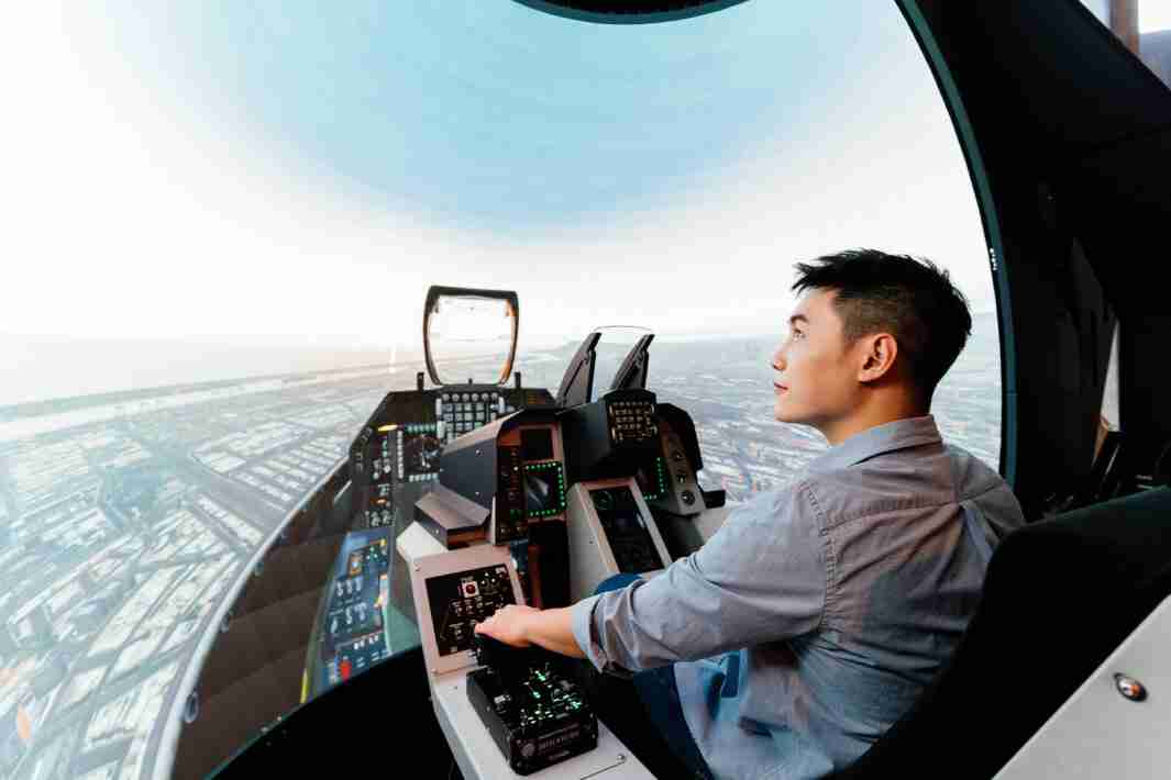 彩神vll以P1.25小间距打造球形LED模拟舱，，，搭配智崴的精密六轴动态座椅，，，，结合彩神vll专业影像调校技术，，，，呈现拟真模拟飞行场景