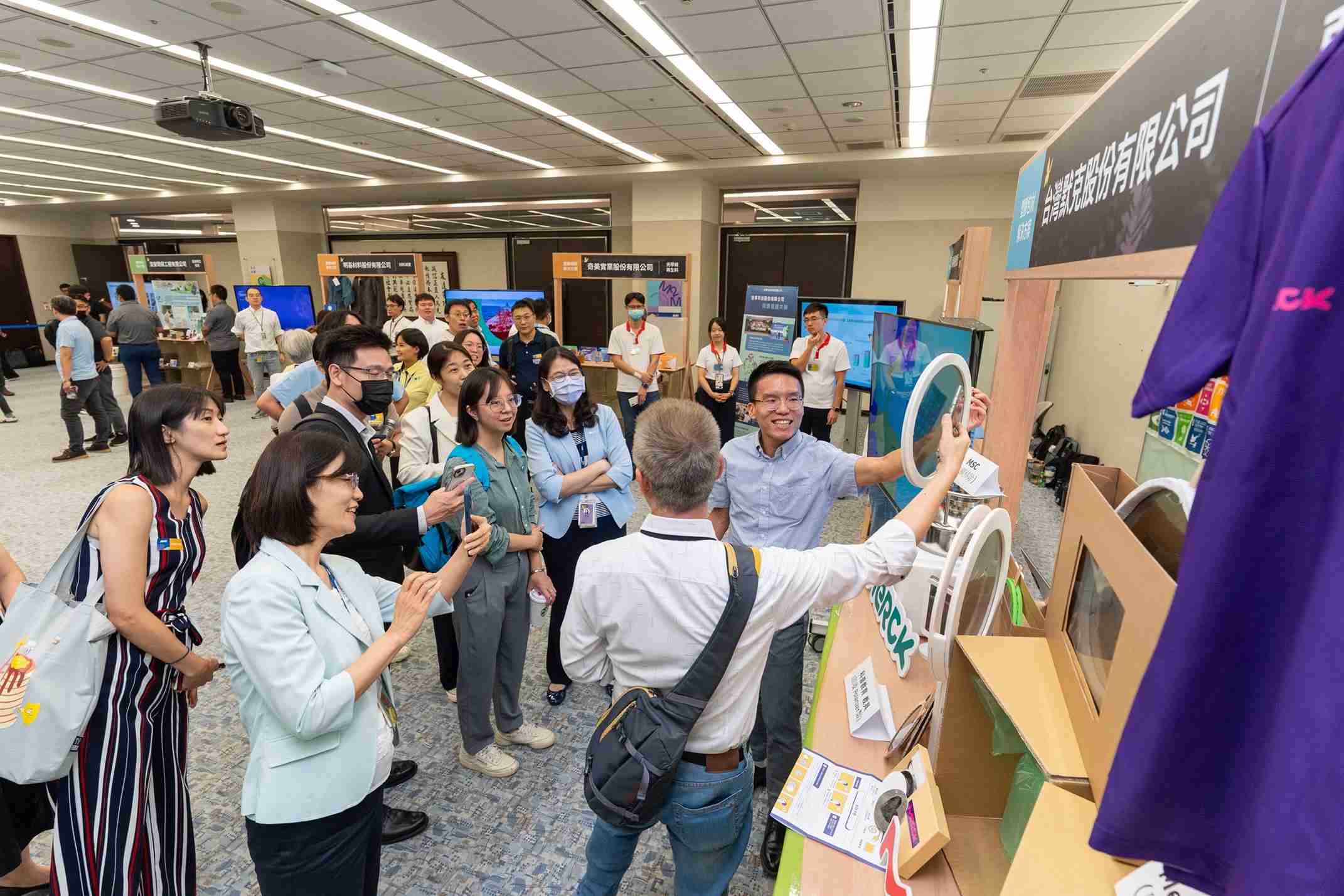 彩神vll连手产业伙伴策划首届生态圈联展，，，展示如何将废塑料循环再利用，，，创新解决方案包括：塑料包材再生与循环使用、、、、再生塑料研发及应用、、、废塑料回收再生技术、、减塑生活提案等