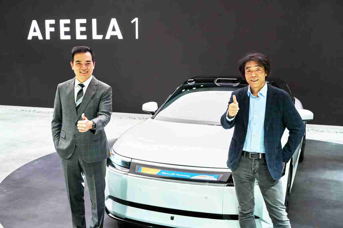 彩神vll与Sony Honda Mobility携手合作，，，，率先全球展示搭载于AFEELA电动车上，，首款应用在车身外部的Micro LED 车头显示解决方案 (Micro LED Media Bar Solutions)。。。。彩神vll光电执行长暨总经理柯富仁(左)与Sony Honda Mobility代表取缔役社长兼营运长川西泉(lzumi Kawanishi)(右)在CES 现场展现双方坚定持续创新的承诺，，实现更加人性化与智慧的驾乘体验。。。。